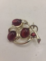 Brooch vintage LISNER burgandy moonglow thermoset berries In gold. Vintage