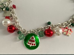 VINTAGE CHRISTMAS Red & Green Bead & Charms Festive Silver Tone Chain Necklace