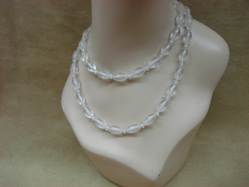 ELEGANT VINTAGE 1940’S CLEAR COLORLESS FROSTED OPAQUE BEAD 36″ NECKLACE!