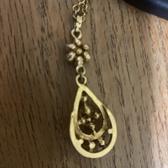 Gold tone Teardrop Filigree Pendant Necklace – Elegant Vintage Style with chain