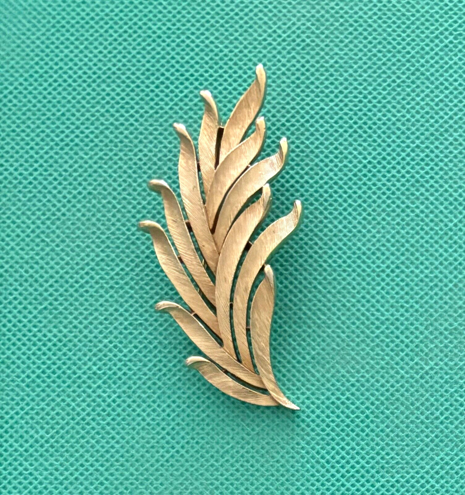 Crown Trifari Leaf Pin Brooch Vintage Brushed Textured Gold Tone 1.25″ X 2.75″