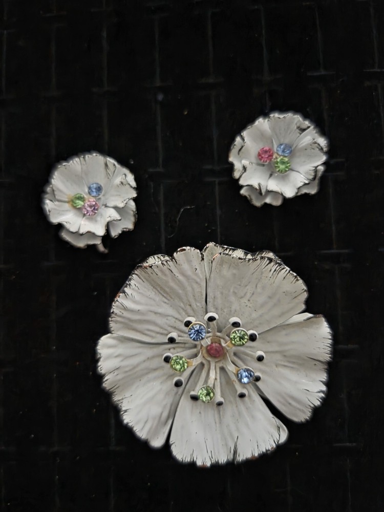 Vintage Enamel Flower Brooch & Clip Earrings Metal Set White Jewelry Rhinestones