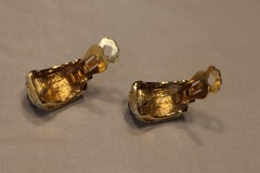 LES BERNARD VINTAGE GLASS CABACHON CLIPON EARRINGS