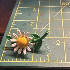 PETITE 60s-70s Vintage FLOWER White Yellow Enamel DAISY Branch BROOCH Pin