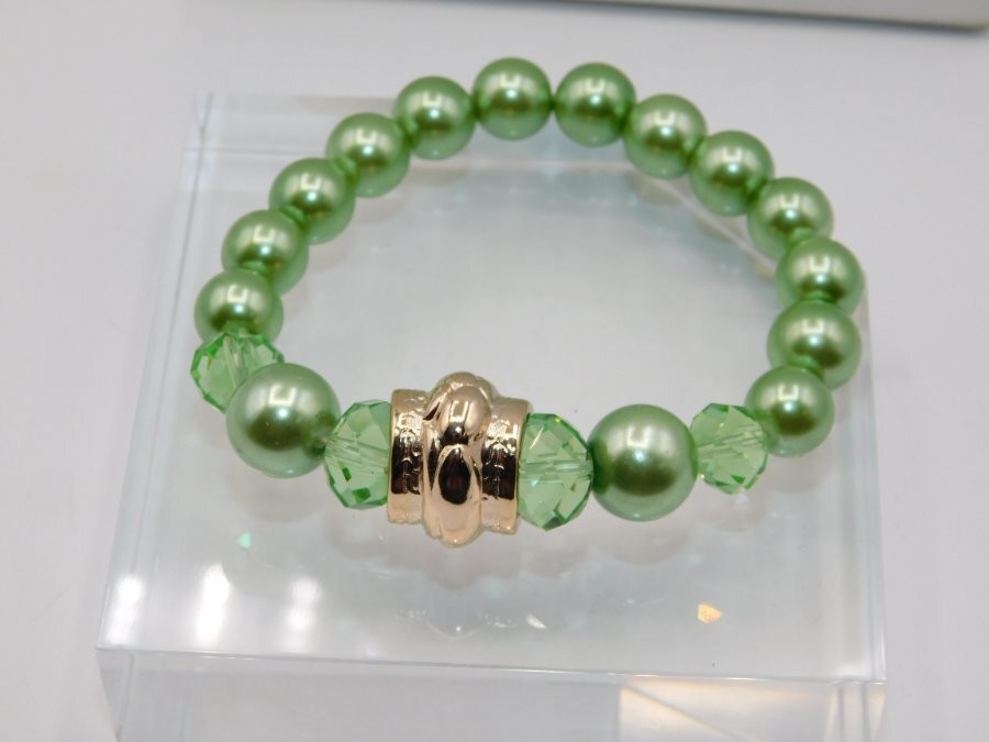 A195-LOVELY STRETCH BRACELET~GREEN/GOLD TONE~FAUX PEARLS/GREEN GLASS BEADS