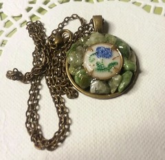 MaryBee Brassy Tone 20″ Chain W/1″ Jade Chips Pendant 12-01-2021 NOS
