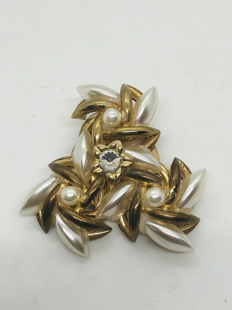 Vintage rhinestone faux pearl goldtone brooch pinwheel pattern