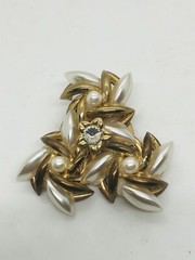 Vintage rhinestone faux pearl goldtone brooch pinwheel pattern