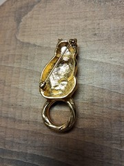 VTG. AVON CLEAR RHINESTONE & GOLD TONE FLUFFY CAT BROACH/EYE GLASSES HOLDER