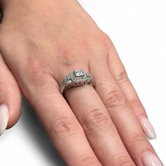 1.07cttw. White Diamond Ring in 14k White Gold 8.5US 7.3g.