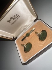 VINTAGE MARKED D.B.1/20 14K GF WITH OVAL JADE STONE CUFFLINKS & TIE BAR SET