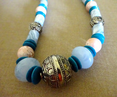 VINTAGE NECKLACE BLUE & PINK MOONGLOW MARBLED LUCITE ACRYLIC BEADS 23″