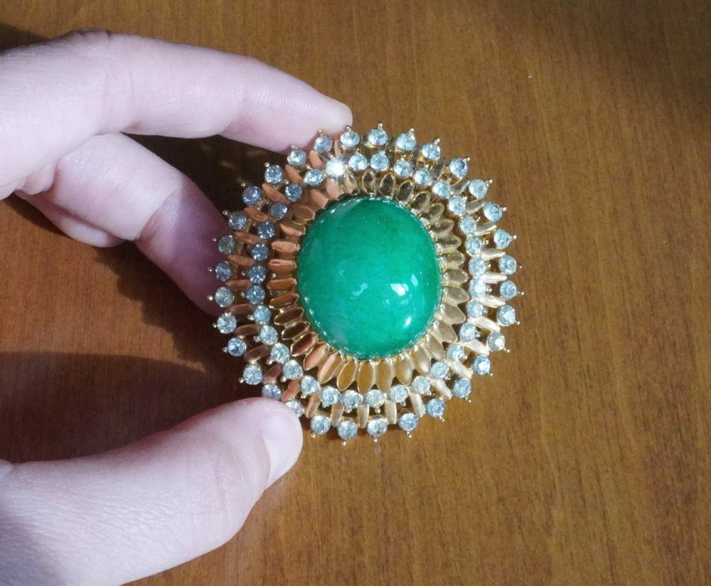 Vintage Jomaz Sunburst Brooch – Green Jadeite-Style Peking Glass – GIA Verified