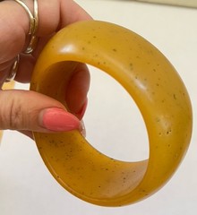 Vtg 1960s 70s LUCITE Acrylic Resin Chunky Applesauce Speckled Heavy Bangle 92g
