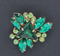 Vintage Emerald Green Rhinestone Gold Tone Brooch Pin Triangle Marquise Glass