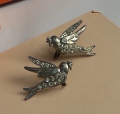 BEAUTIFUL VINTAGE EARLY ART DECO SWALLOW BIRD PASTE POT METAL SCREWBACK EARRINGS