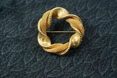 BR56 – Vintage Brooch, Costume Jewelry, Swirled Circle, Gold Toned 1.75 in.