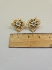Vintage White Lace Like Flowers Gold Towe Twist Clip On Earrings