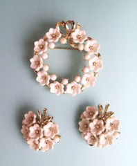 Vintage Lisner White Thermoset Flowers Clip-On Earrings & Pin or Brooch Set