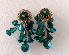 Vtg Green Iridescent Beaded Dangle Drop Gold Tone Clip On Earrings 2″