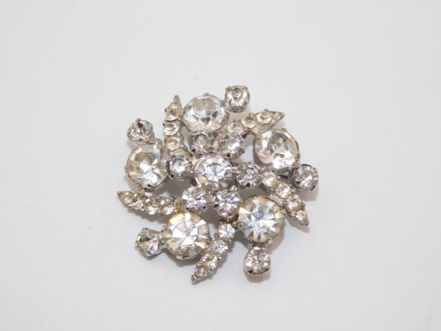 A372-VINTAGE PIN/BROOCH~CLEAR PRONG SET STONES~1.5″ WIDE~LOVELY!