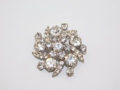 A372-VINTAGE PIN/BROOCH~CLEAR PRONG SET STONES~1.5″ WIDE~LOVELY!