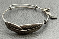 Vintage Nola FLEUR De Lis Feather Expandable Charm Bracelet New Orleans Souvenir