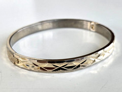 Vintage Diamond Cut Gold Tone Hinged Oval Bangle Bracelet 6-7/8″ Tension Clasp