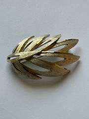Vintage BSK Matte Gold Tone Large Textured Leaf Brooch Pin – 2.5 inches