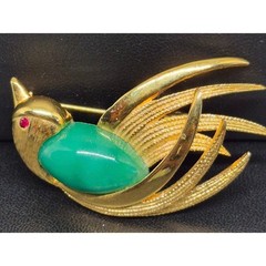 Vintage Bird Brooch Woman Gold Tone Green Cabochon Red Eye Textured Feather Pin