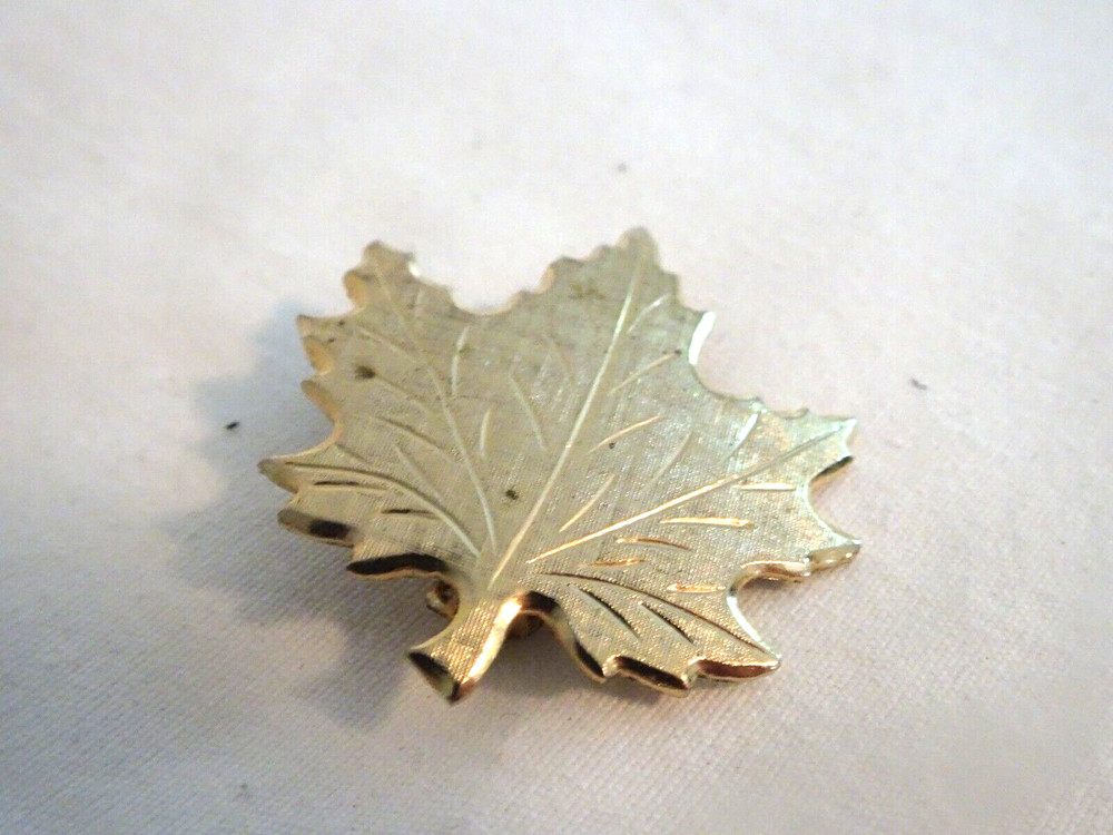 Vintage Unsigned 1 1/2″ Gold Tone Maple LEAF Pin Brooch-Secure Clasp-EUC