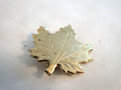 Vintage Unsigned 1 1/2″ Gold Tone Maple LEAF Pin Brooch-Secure Clasp-EUC