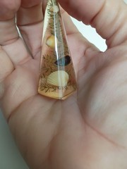 Vintage Large Pyramid Style Teardrop Lucite Oyster & Sea Shells Pendant Necklace