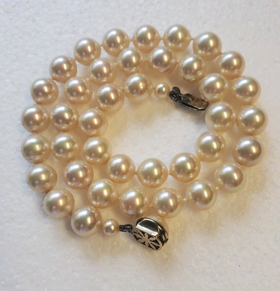 Beautiful Vintage Majorica 10mm Simulated PEARLS (glass core) 18″ Necklace