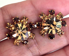 Vintage Austria Champagne & Brown Rhinestone Gold Tone Screw Back Earrings 3/4″