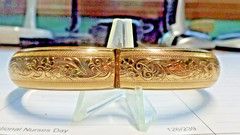 BEAUTIFUL GOLD LOOKING BRACELET .ENGRAVED CLASSIC WRIST BAND. IT IS NOT GOLD
