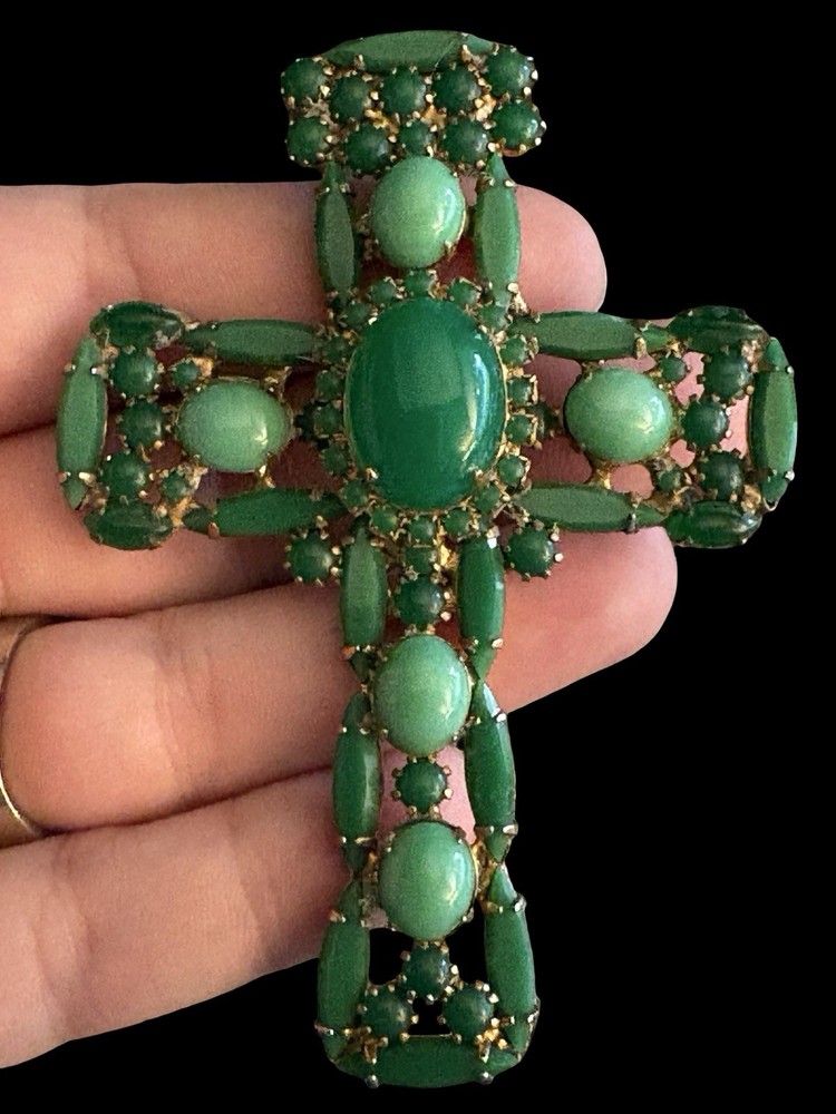 ALICE CAVINESS Signed Vintage Emerald Green And Gold Tone Cross Brooch Pin 3.5in