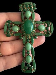 ALICE CAVINESS Signed Vintage Emerald Green And Gold Tone Cross Brooch Pin 3.5in