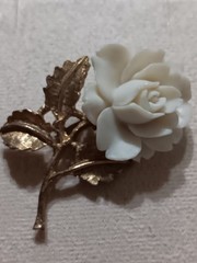 Vtg Signed AJC Carved Faux Ivory Rose Flower Brooch Pin Gold-tone 3D Retro