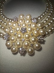 Costume Jewlery 2 Necklaces And 1 Set Of Earrings Costume Pearls