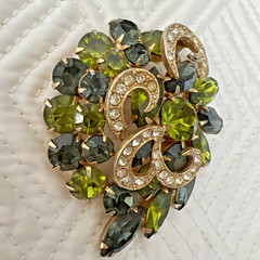 VINTAGE GREEN RHINESTONE FLOWER SWIRL BROOCH 2 1/2″ x 2″