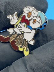 Vintage Enamel Owl Couple Pin – Retro Cartoon Owls with Glasses & Blue Bonnet