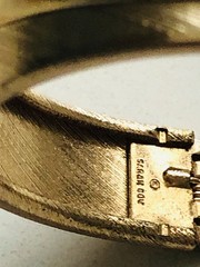 VTG SARAH COVENTRY HINGED SHINY/TEXTURED GOLDTONE CLAMPER BYPASS BANGLE BRACELET