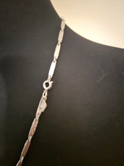 Vtg Sarah Coventry Flat Hammered Link w Turquoise Color Stones – 29 in Necklace