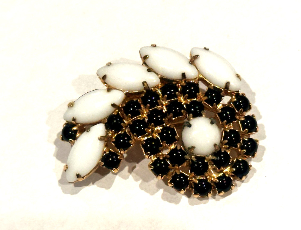 PAISLEY SWIRL 2″ MILK GLASS WHITE NAVETTE & BLACK RHINESTONES PIN BROOCH VINTAGE