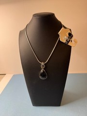NAPIER Necklace and earrings set Women’s Vintage 18 in ext. 3.25 in