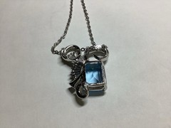 Fancy SMITHSONIAN Museum Sky Blue Glass Crystal Silver Tone Pendant Necklace