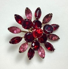 Vintage Gold-Tone Red & Pink Rhinestone Starburst Prong Brooch 2.25″ Diameter