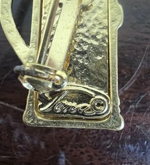 VTG TONA Golf Clubs & Bag Brushed Matte Gold Tone Brooch Pin Golfer Gift 2.25″