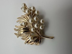 Vintage Crown Trifari Pearl Gold Floral Brooch 4.5cm JB21